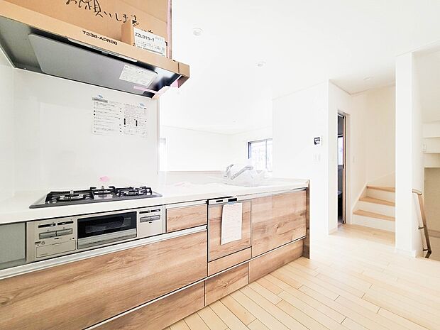 【キッチン】ナチュラルな自然光の中での調理。お洒落な食器類を余裕で収納できるスペース。動きやすい女性目線のキッチン動線。これからはお料理をつくる時間が劇的に変わります。