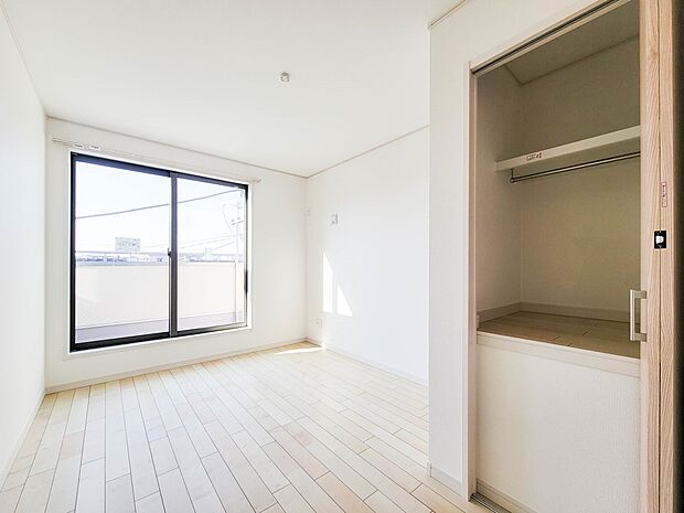 【洋室-6.8帖】 快適に過ごす条件は、一人ひとり違います。だからこそ飾り過ぎないシンプルな内装と偏り過ぎないデザインで統一しました。暮らしの中でオーナー様だけの【マイホーム】に創り上げて…