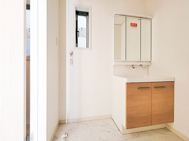 【洗面台】 十分な大きさの洗面台は、身だしなみチェックや歯磨きなど、朝の慌ただしい時間でもホテルライクなスペースで余裕とゆとりを感じて頂けます。