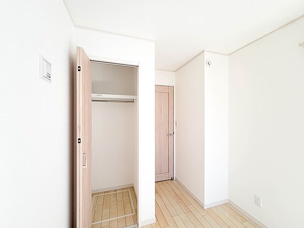 【収納】限られたスペースを有効に活用できる壁面クローゼット。