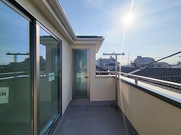 【バルコニー】 バルコニーから差し込む陽光・通風は、住環境・快適性と共に有り続ける貴重な「財産」です。