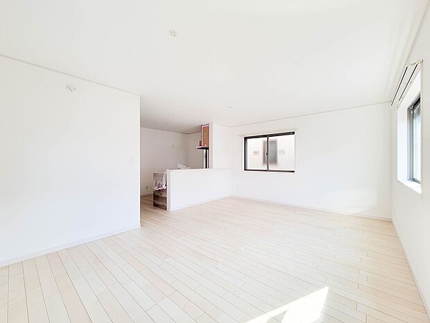 【ダイニング】ダイニングテーブルを置いても十分な広さが確保されています。