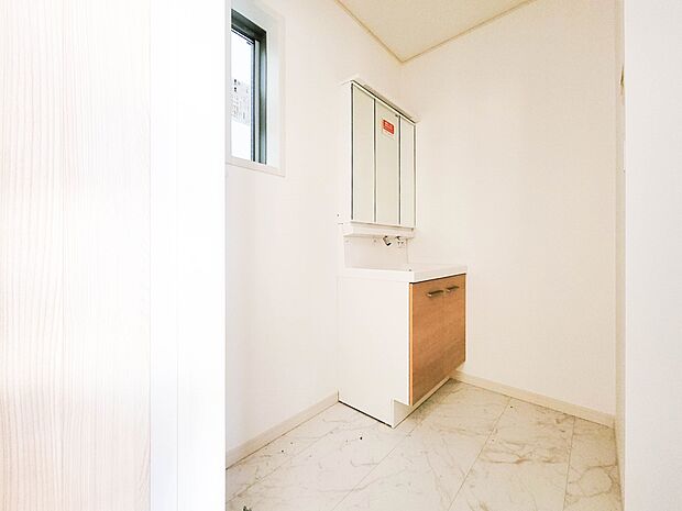 【脱衣所】洗面所は小さなプライベートスペース。歯磨き、洗顔と毎日施す個人空間。