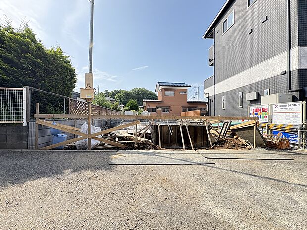 【現地外観】2階建て、駐車2台・南西隣地通路に面したＬＤＫ18.4帖