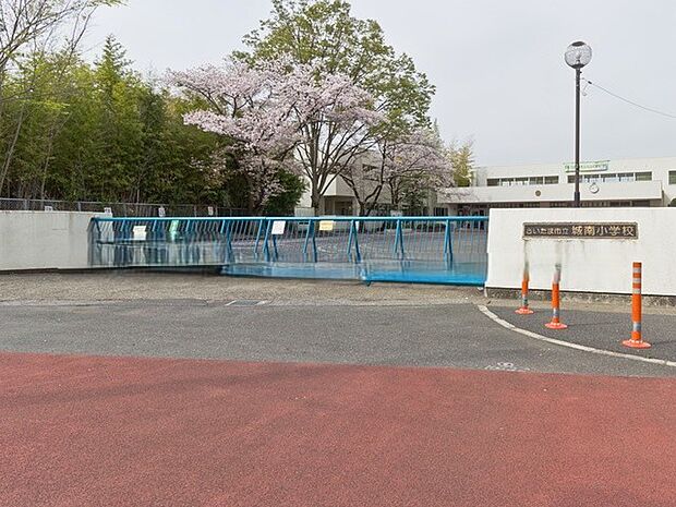 小学校 1020m 城南小学校(生徒たちの3つの気を大きく活かし伸ばす、それが元気・やる気・勇気。私たちはこの元気・やる気・勇気を生徒たちがもてるように、フォローし、指導し、パワーがもてるよ…