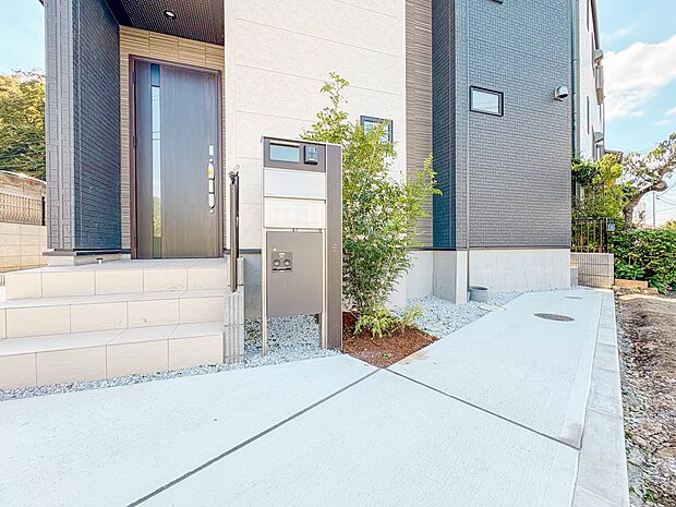 【玄関】家の顔となる玄関は、高いデザイン性が求められます。高級感と断熱性、防犯性に優れた玄関ドアを標準装備。ピッキング対策のセキュリティサムターン等、防犯に考慮しました。