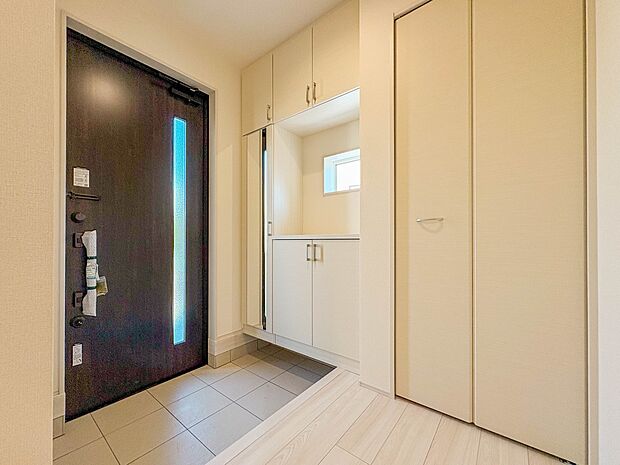 【玄関】大型のシューズボックスには靴やブーツ、サンダルはもちろん、ハンカチや手袋、バック類などのお出かけ用品、印鑑や朱肉なども収納可能です。