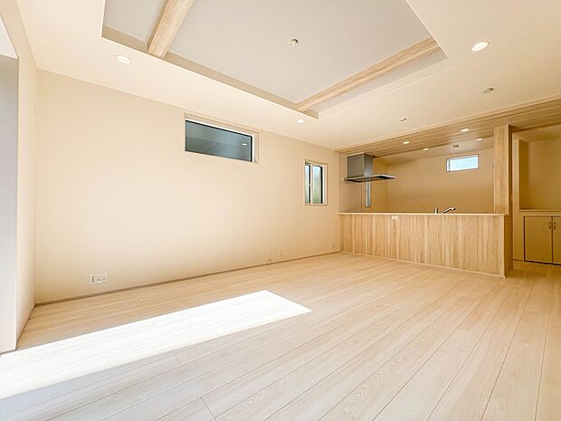 【LDK16帖】うららかな陽射しがどのお部屋にも降り注ぎますように、快適さを追求した間取設計。得難い立地環境での生活を恵みの豊かな永住の地へと変えてくれます。