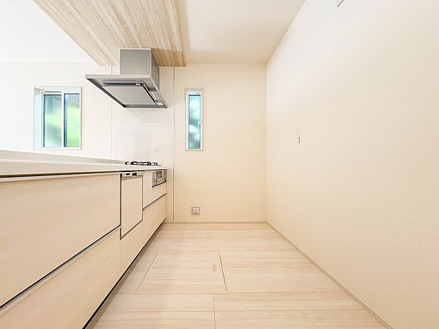 【キッチン】ナチュラルな自然光の中での調理。会話が弾む対面型キッチン。お洒落な食器類を余裕で収納できるスペース。動きやすい女性目線のキッチン動線。これからはお料理をつくる時間が劇的に変わりま…