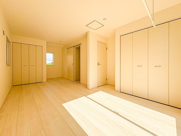 【主寝室5.25帖+5帖】可変性のあ間取り。大きな窓から洋行注ぐ空間。