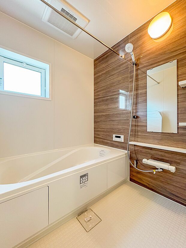 【浴室】 きっとあなたのバスタイムも単なる習慣から特別な時間に変わるはず。一日の汚れとともに疲れを洗い流し、眠りに就く前の大事なリラックスタイムを演出