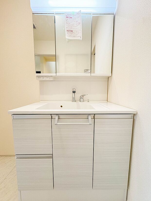 【洗面台】 十分な大きさの洗面台は、身だしなみチェックや歯磨きなど、朝の慌ただしい時間でもホテルライクなスペースで余裕とゆとりを感じて頂けます。