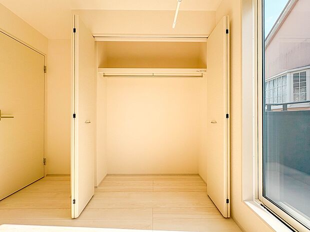 【収納】壁面クローゼットのメリットは、衣類が横一列に並ぶためひと目で洋服が選びやすいこと。衣類をたくさんお持ちの方も、限られたスペース内に無理なく収納することができます。