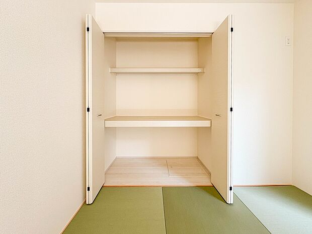 【収納】各所に配置された収納スペースは、洋服や小物はもちろんのこと、掃除機や日用予備品・お子様のおもちゃなど様々な物を収納して頂ける便利なスペースです。