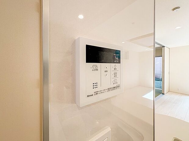 【オートバス】パネルからワンタッチで自動的にお湯張りができる設備。お風呂のお湯がたまったかどうかいちいち浴室へ確認に行かずにすみ、うっかりお湯を溢れさせてしまうこともなくなります。