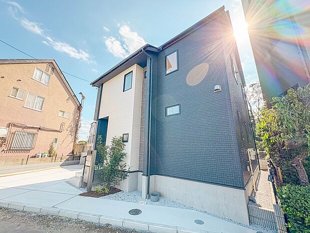 【外観】家族の温かさと陽光の暖かさ、楽しい毎日と明るい未来を予感させる「空間が織り成すひとつ先の住み心地」を演出します。