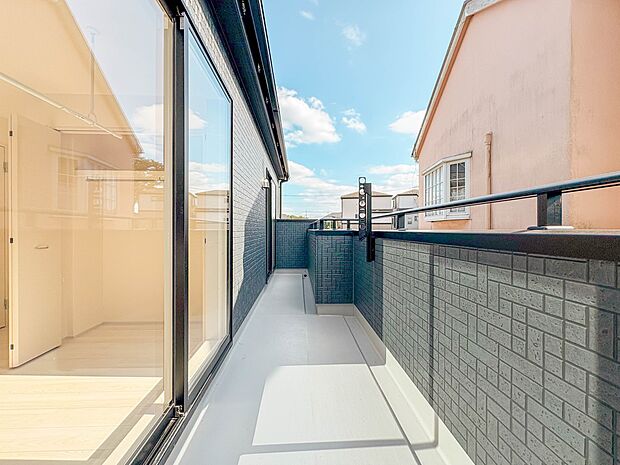 【バルコニー】 バルコニーから差し込む陽光・通風は、住環境・快適性と共に有り続ける貴重な「財産」です。