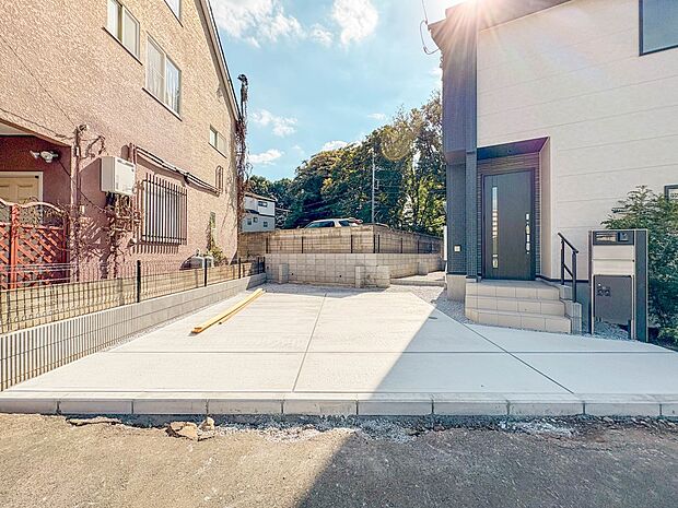 【駐車場】カースペース2台可/駐輪スペース。広々カースペースです。自転車、バイクなども置き場に困りません。