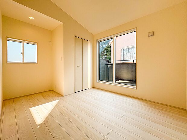 【洋室5.25帖】柔らかな陽光とフローリングの色味が調和した快適な空間。