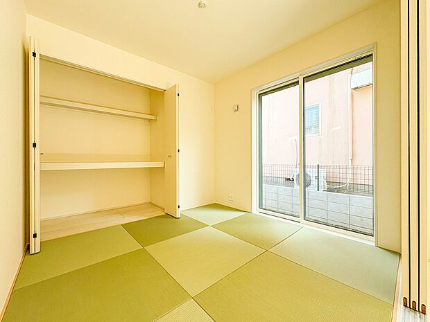 【1階4.5帖和室】リビング横には和室を設けました。リビングやキッチンからお子様が遊ぶ様子を見ることが可能です。