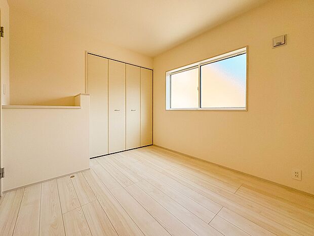 【洋室5帖】シンプルにデザインされた室内。家具やレイアウトでお好みの空間に。