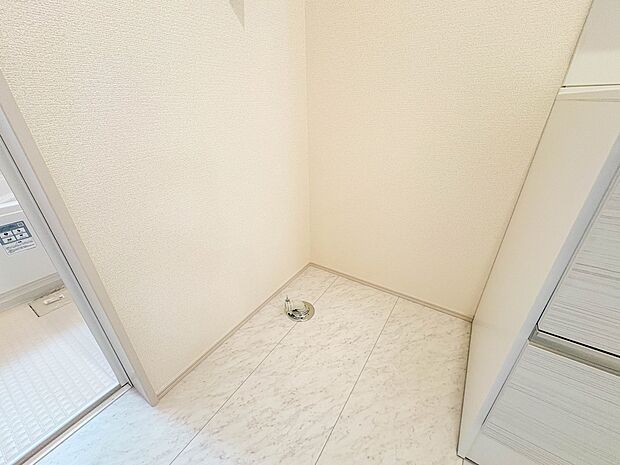 【ランドリースペース】毎日使う洗濯機。しっかりと奥行きのある置き場が確保されています。