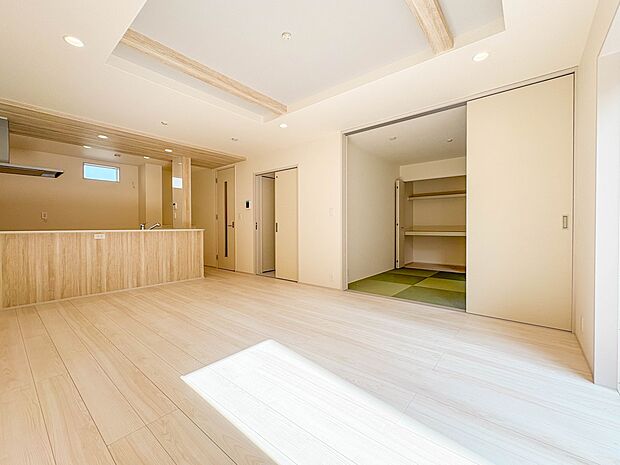 【LDK16帖】シンプルなデザインの家は風情がある。住む人のこだわりを感じる。外観も内装もいたってシンプル。居心地がよく、家事や趣味、子育てなどにも集中できる。家も人間も熟成するほどシンプル…