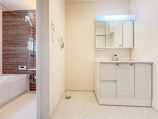 【脱衣所】洗面所は小さなプライベートスペース。歯磨き、洗顔と毎日施す個人空間。