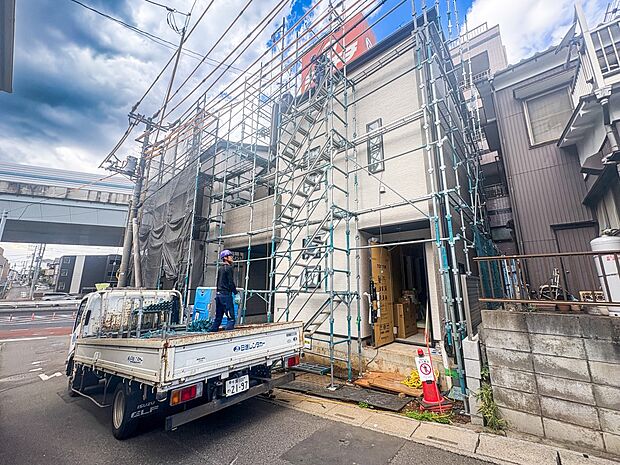 【玄関】家の顔となる玄関は、高いデザイン性が求められます。高級感と断熱性、防犯性に優れた玄関ドアを標準装備。ピッキング対策のセキュリティサムターン等、防犯に考慮しました。