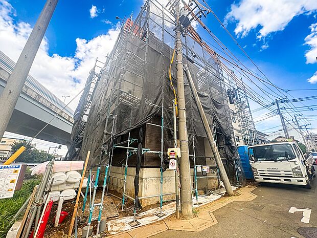 【駐車場】毎日の生活にマイカーが必須という方は、購入を検討する際、駐車場があることは大事な条件です。毎日の通勤や家族の送迎、買い物やお出かけなどクルマのある暮らしを満喫したい方は要チェック。…