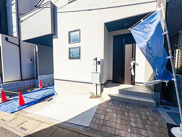 【玄関】家の顔となる玄関は、高いデザイン性が求められます。高級感と断熱性、防犯性に優れた玄関ドアを標準装備。ピッキング対策のセキュリティサムターン等、防犯に考慮しました。