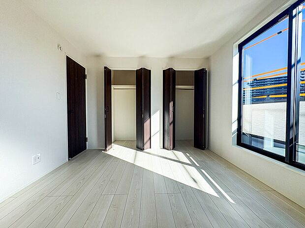 【寝室】充実した生活は伸びやかな居室空間から始まります。快適に・伸びやかに。心の潤いを求める方々へ。