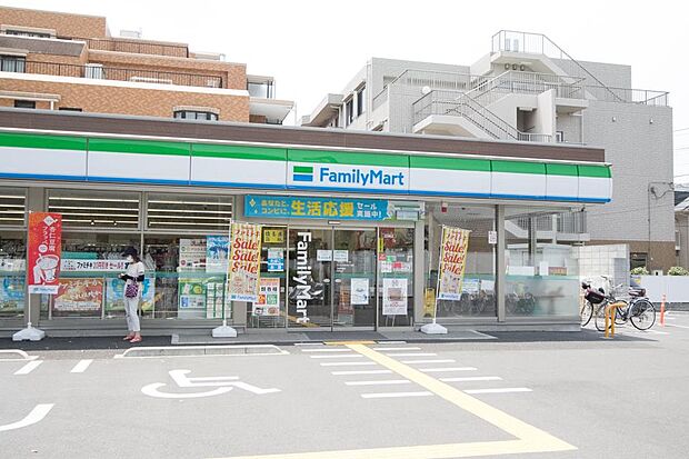 コンビニ 290m ファミリーマートさいたま鈴谷4丁目(ファミリーマートの強さは、少量のお惣菜を売るファミデリカとドラッグストアと組んだコラボ。サラダを中心にしたヘルシー食材が充実のコンビニ…