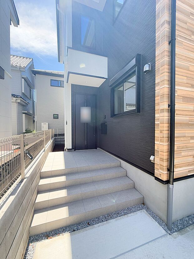 【玄関】家の顔となる玄関は、高いデザイン性が求められます。高級感と断熱性、防犯性に優れた玄関ドアを標準装備。ピッキング対策のセキュリティサムターン等、防犯に考慮しました。