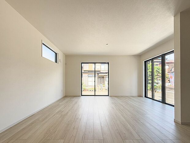 【LDK18.6帖】うららかな陽射しがどのお部屋にも降り注ぎますように、快適さを追求した間取設計。得難い立地環境での生活を恵みの豊かな永住の地へと変えてくれます。