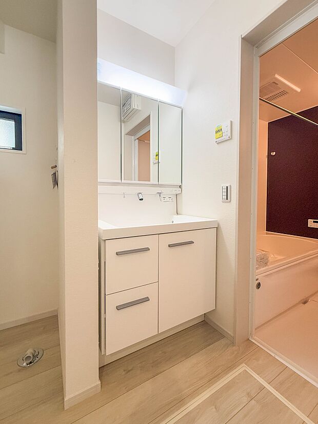 【洗面台】十分な大きさの洗面台は、身だしなみチェックや歯磨きなど、朝の慌ただしい時間でもホテルライクなスペースで余裕とゆとりを感じて頂けます。