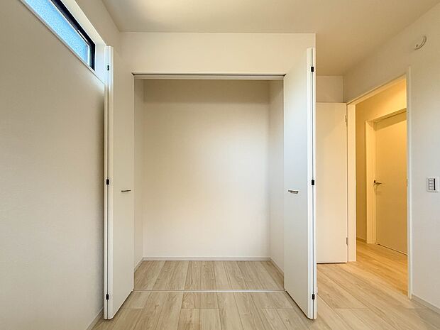 【収納】各部屋を最大限に広く使って頂ける様、全居住スペースに収納付。プライベートルームはゆったりと快適に。