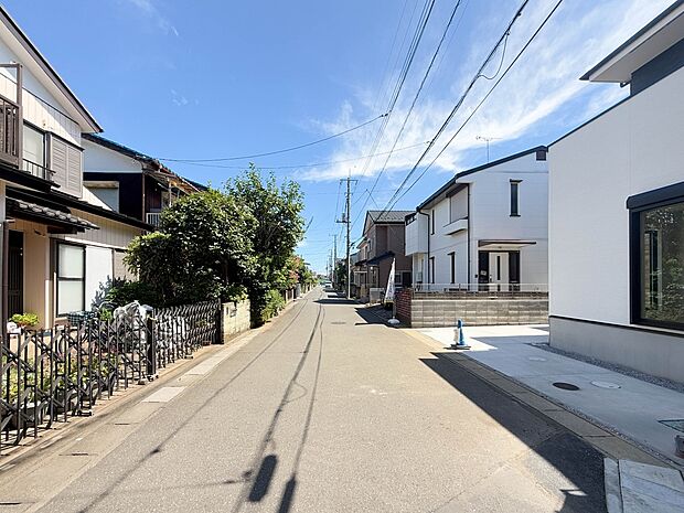 【前面道路】家の前をまっすぐの通りが走っている。クルマは少なく、人々は毎朝、ウォーキング、ジョギング、犬の散歩など、フリーな朝時間を過ごしている。