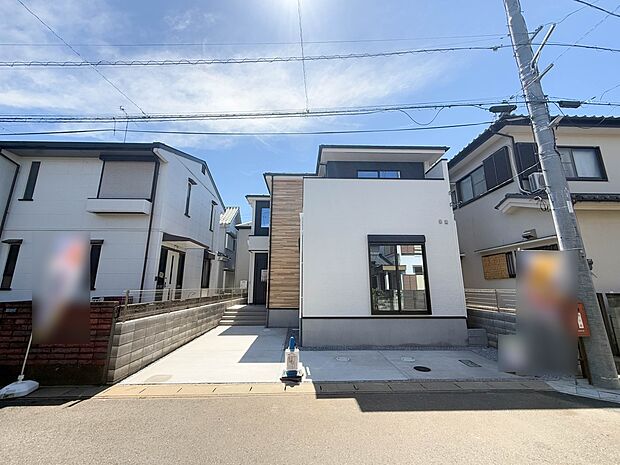 【外観】堂々たる趣ながら、主張し過ぎずどこか余裕を感じさせるシャープなフォルムで佇む邸宅は、晴天の空と照らし合わせる事で、本来あるべき完成形の姿を見せてくれます。