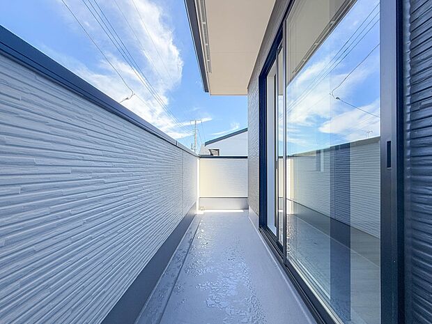 【バルコニー】  朝の澄んだ空気や、夕方に吹く清々しい風を五感で感じられるバルコニー。屋外にあって、住まいの中でも本当の自然を感じられるスペースです。