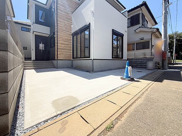 【駐車場】日々の暮らしにマイカーが必要。そんな方は物件の購入条件に駐車場は必須です。通勤に、家族のお迎えに、お買物に、おでかけに、クルマライフを楽しみたい方に。