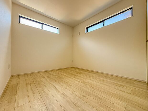 【洋室5.2帖】柔らかな陽光とフローリングの色味が調和した快適な空間。