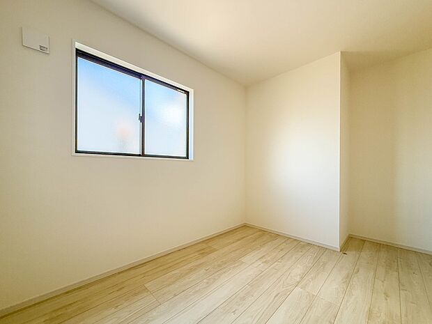 【洋室4.4帖帖】シンプルにデザインされた室内。家具やレイアウトでお好みの空間に。