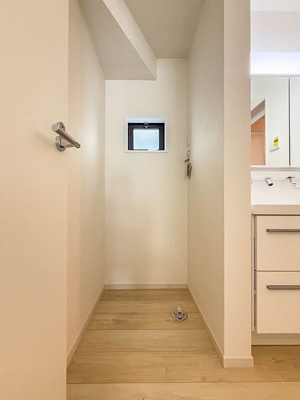 【ランドリースペース】毎日使う洗濯機。しっかりと奥行きのある置き場が確保されています。