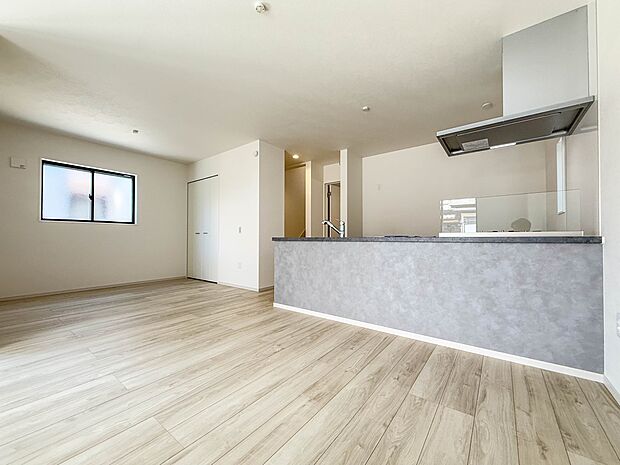 【LDK18.6帖】忙しい朝でも家族揃って食事をしたいゆとりあるダイニングスペース。