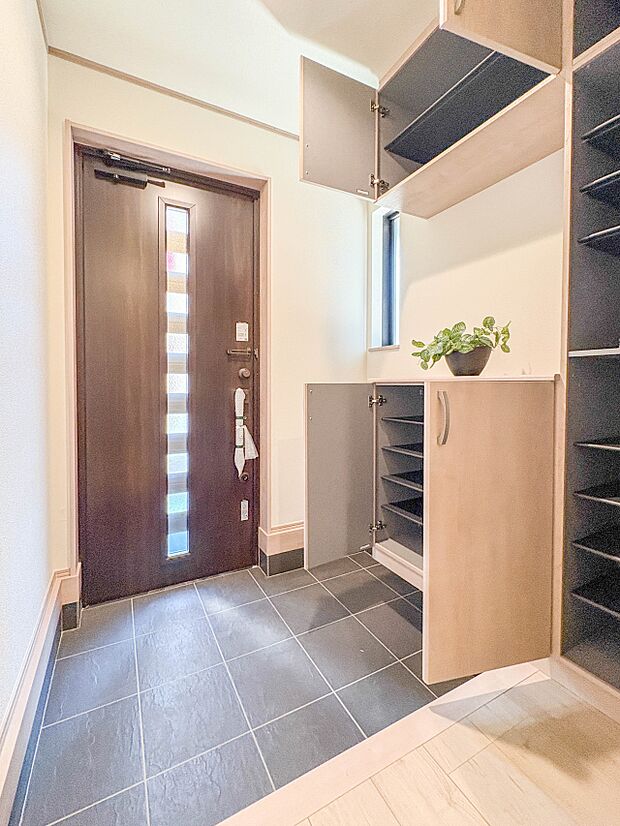 【玄関】玄関はおうちの顔と言われます。玄関アプローチは、外観デザインの印象を左右します。ご家族の個性を出しながら、素敵な玄関でお客様をお迎えしてください。