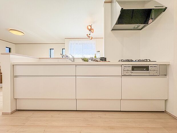 【キッチン】ナチュラルな自然光の中での調理。お洒落な食器類を余裕で収納できるスペース。動きやすい女性目線のキッチン動線。これからはお料理をつくる時間が劇的に変わります。