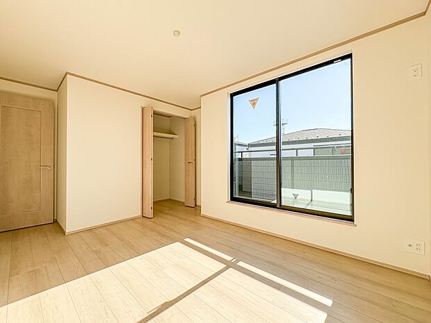 【寝室6.7帖】シンプルな内装はおしゃれのポイントです。シンプルは華美より飽きがこないからです。色や模様でおしゃれ感をだす。それがシンプルイズビューティーです。