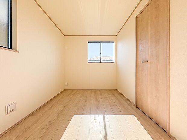 【子供部屋5帖】お子様のお部屋にぴったりなクロークを備えたフローリング仕様の洋室です。