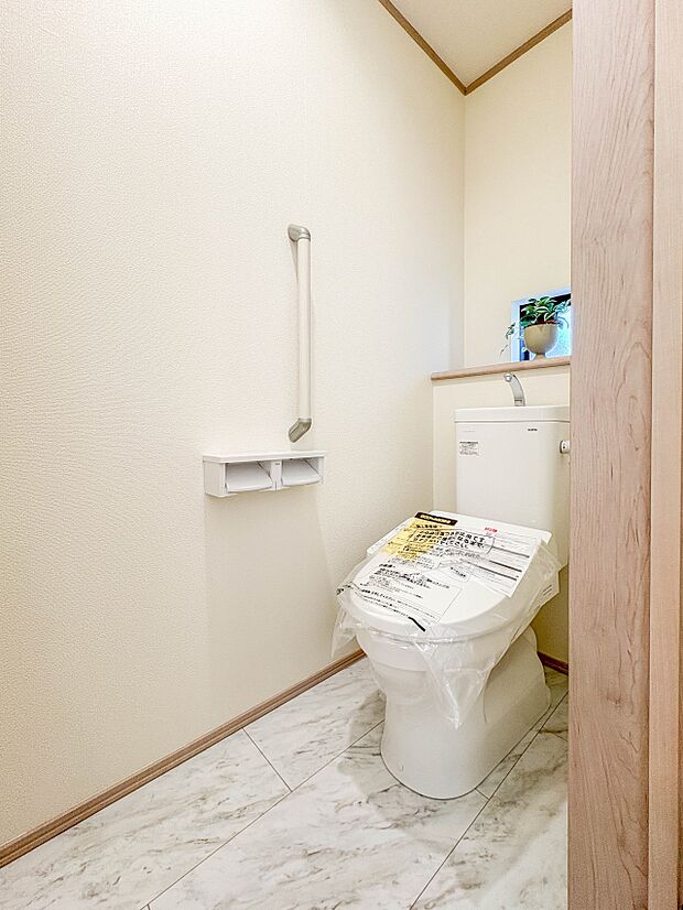 【トイレ】トイレ・ウォシュレット付。快適で衛生的な洗浄機能付温水シャワートイレです。